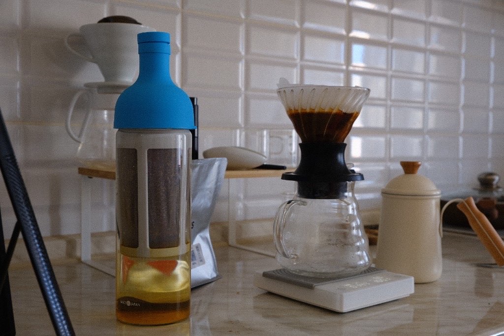 Готовый cold brew в бутылке Hario Filter-in на кухне